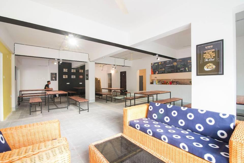 Buzz Quarter Hotel Хидерабад Екстериор снимка